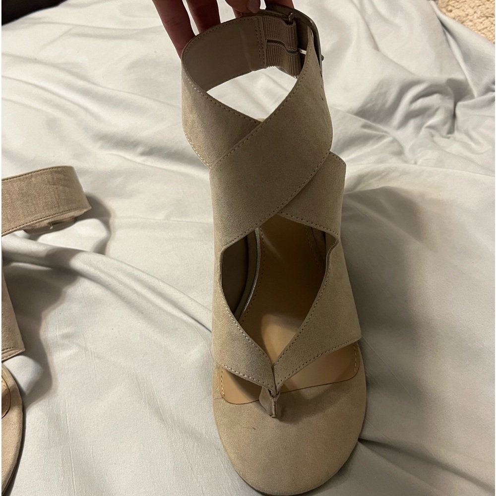 Mari A Tan Suede Chunky Heeled scandals! Never worn! Good as new!! Size 9